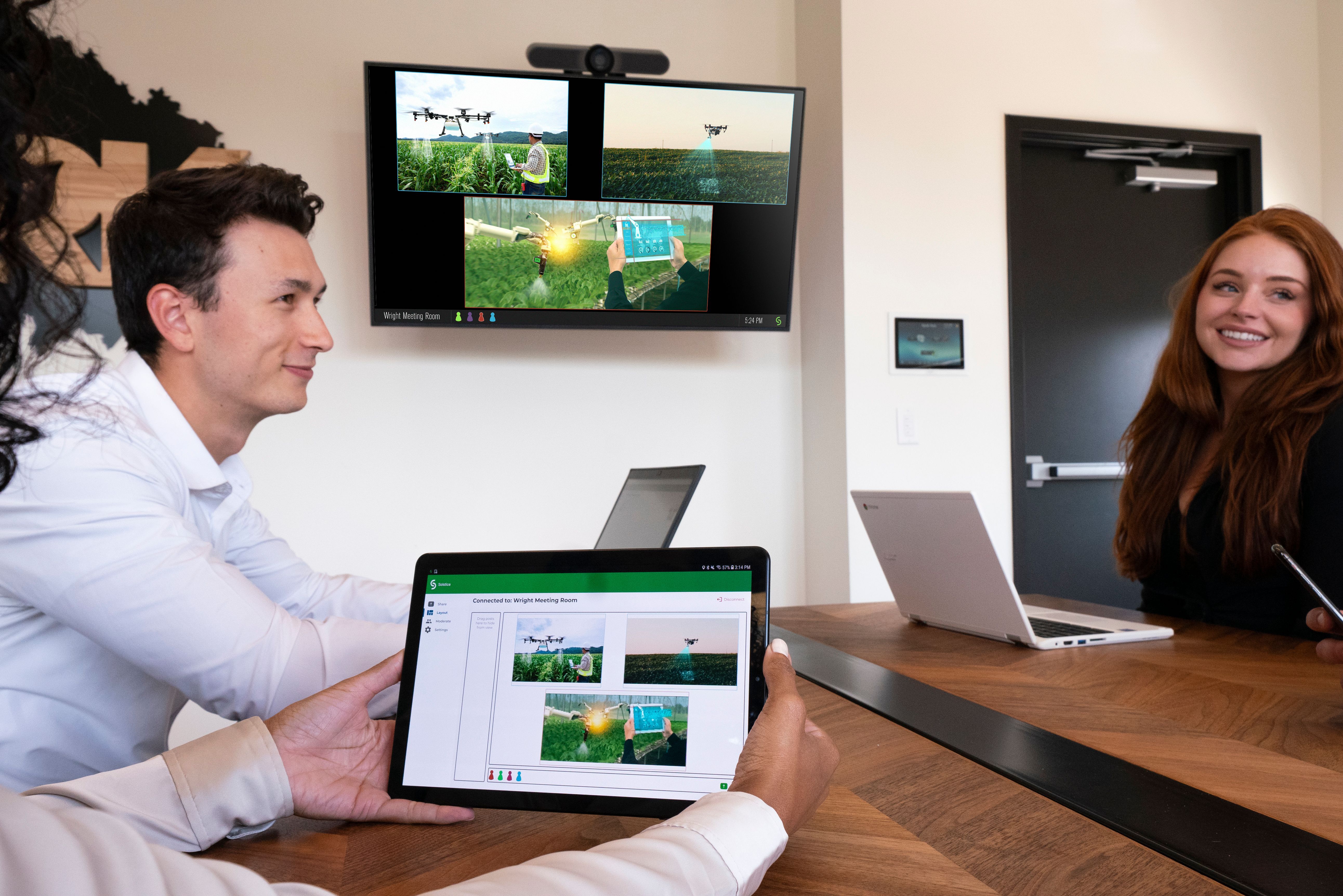 Mersive Solstice multi-share used in a meeting room